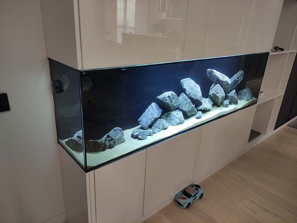 аквариум встроенный в шкаф