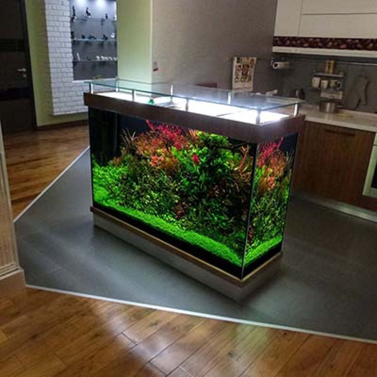 необычный аквариум барная стойка